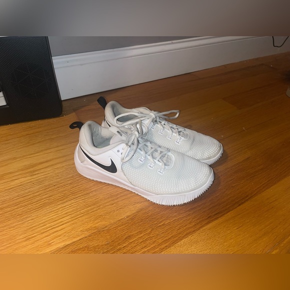 Nike Woman’s Volleyball Shoes - Picture 2 of 3